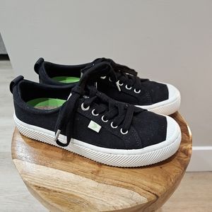 Cariuma Sneakers